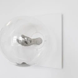 Inexorable - Béton, Cendre & Sphère PVC Diamètre 40 cm 2018 - Fabrice Leroux 