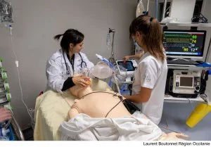 10 salles de simulation permettent aux étudiants d'expérimenter les gestes médicaux.