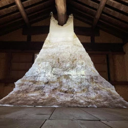 La robe de prière #2 - A l'invitation d'Imadate Art Field, association organisatrice d'un événement d'art papier contemporain au village des papetiers d'Achizen au Japon, Aïdée Bernard réalise un hommage au papier traditionnel, le washi. qui va servir de base aux œuvres qu'elle a créées pendant la résidence. On retrouve dans ses créations, l'empreinte et la forme du tamis de bambou, la pureté de la fibre finement lissée par son bercement dans la cuve d'eau et de néri. Aïdée Bernard va ensuite ajouter d'autres fibres, qu'elle glâne dans le village ou sur le chemin du sanctuaire shinto de kawakami gozen, la déesse du papier, dans la montagne toute proche, tel l'aubier du cèdre du japon, des graminées, le susuki, le kudzu, le chataigner, le charme houblon, etc.. Toutes en textures et en teintes naturelles, issues des végétaux. - Aïdée Bernard 