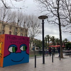 Frappe-les avec ta gentillesse - Peinture sur bois, 25m2, Perpignan, FR 2022 - Maria Slovakova 