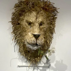 Le lion amoureux - Un trophée de lion aux poils en papier ciselé et rose en crépon - Atelier Anecdotes 