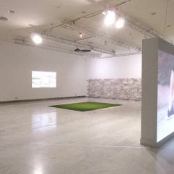 Muros - vue d'exposition avec les vidéos Arpentage et Construction, en arrière plan l'installation Porosité - Françoise Maisongrande 