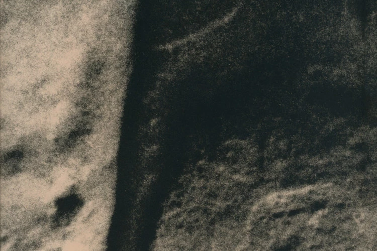 Huèls - 2024, tirage argentique sur papier baryté, 22,5 × 30 cm. - © ADAGP, Courtesy Galerie Robet Dantec. 