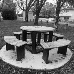 Table et banc pour un espace public