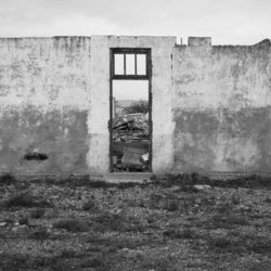 La Fabrique de l'oubli - La Fabrique de l'oubli est un travail photographique et documentaire consacré à l'histoire de l'accueil des harkis en France après 1962. À travers l'étude des lieux d'internement et de transit, des récits familiaux et des traces inscrites dans les territoires, ce projet interroge les mécanismes d'effacement, de silence et de transmission d'une histoire longtemps marginalisée. Il explore la manière dont les paysages portent la mémoire des trajectoires humaines et deviennent des espaces de dialogue entre histoire, mémoire intime et récit collectif. - Thomas Rothé - 2020 