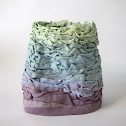 Montagne colorée - 2024, porcelaine colorée, non émaillée, 23 x 14 x 20 cm