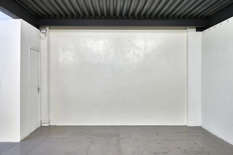 Parabole - 2018, dimensions variables. Poudre de marbre.