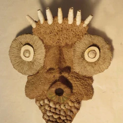 MASQUE DES BOIS ET DES GARRIGUES - Pâte de cellulose, écorce, petits matériaux de la nature