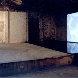 Eaux dormantes - Installation bassin liner eau projection de la vidéo de FX Courrèges - Pierre Lardeau 