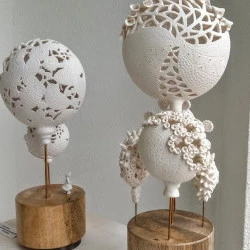 "Ronde des arbres dentelle " et" minuscule sous le grand arbre aux oiseaux" - Coques de porcelaine gravées à main levée et découpées à la main. tiges de laiton, socle en manguier. format : 43/17 et 38/17. 2019