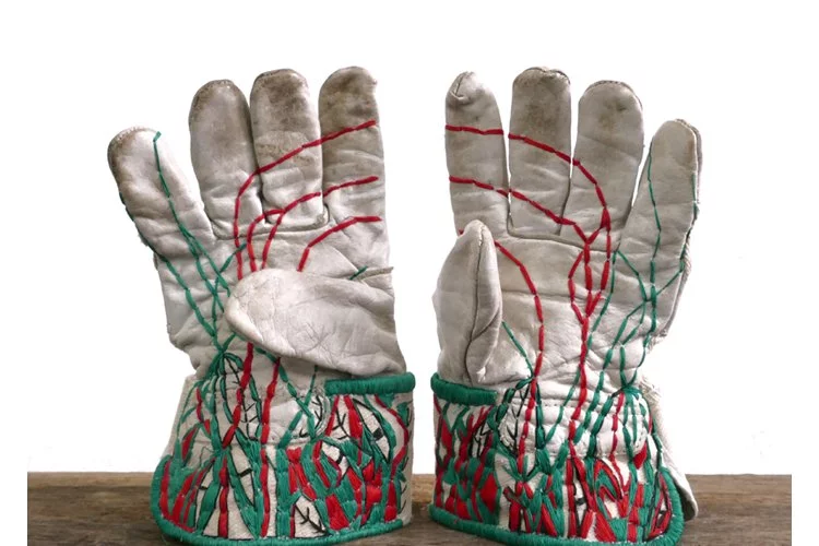 Le jardin - gants brodés, 19 cm x 15 cm, 2019 - Lise Chevalier 