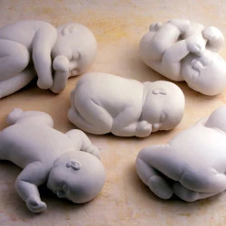 Bébés couchés de Fabienne GARCHER - moulages