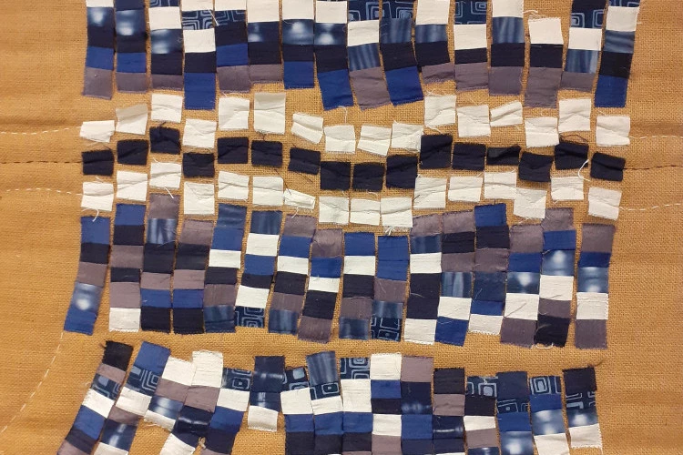 Deux blanches pour une bleue - couture, broderie, jute, coton, soie, fils de coton, 2005, 102(h)x84(l), Deux blanches pour une bleue - Nathalie Larchet 