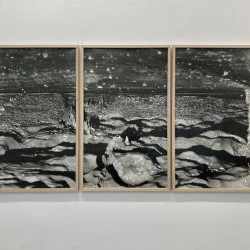 La riba, la barca, la mair - 2024, tirage argentique lith sur papier baryté, 180 × 90 cm. - © ADAGP, Courtesy Galerie Robet Dantec. 