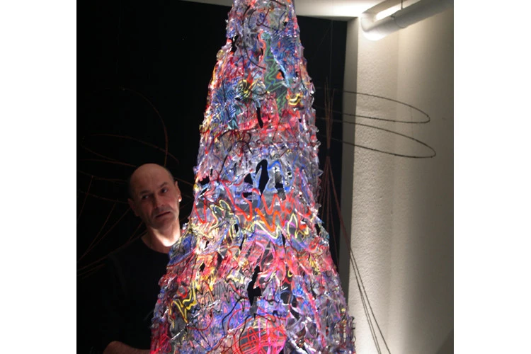 cône lumineux sculpture - cône lumineux sculpture nouvelle relativité art science - lili oto 