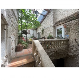 Terrasse 1/3 - <p>vue de l'entree sur la terasse (terasse en forme de L en miroir et couché)</p>