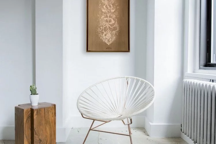 Totem Floral - Perforations sur bois révélées par l'éclairage intégré au tableau, 57 x 89 cm