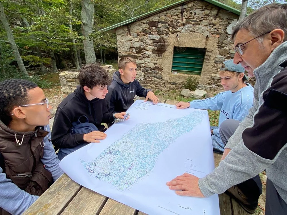 Les élèves de l'école d'Alenya découvrent la réserve de la forêt de la Massane avec Jean-André Magdalou.
