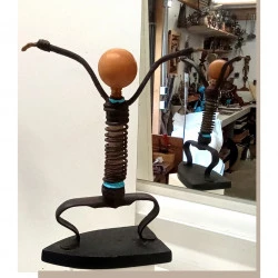 Surfer - assemblage ( ancien fer à repasser, bois métal)
