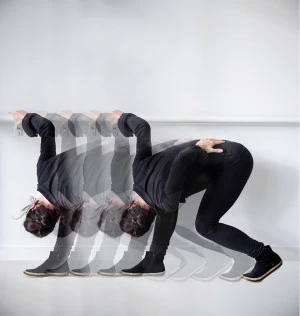 Affiche Visite à deux voix | Exposition « Les mouvements familiers d'une danse inconnue »