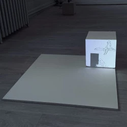 Our House Is A Cube - " Y'avait une maison… On a vu du feu… Maintenant faut tout reconstruire". Quatre saynètes animées sont projetées sur trois cubes en béton, mettant en scène des personnages humano¨¨ïdes, en train de reconstruire, avec plus ou moins d'humour, leur maison suite à un incendie. Ici, je joue sur la forme géométrique brute du cube en béton en l'utilisant physiquement comme décor. Je lui donne de l'intérêt grâce aux animations projetées contre. - Crédit photo : Anouk Glorieux / Oeuvre : Anouk Glorieux 
