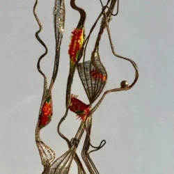 Laminaire Mer Rouge 1 - Tissage de fil de fer et sertissage de pâte de verre italienne