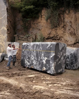 Carrière de Marbre Grand Antique d'Aubert - <p>David Léger à la carrière de Marbre Grand Antique d'Aubert</p> - Guillaume Rivière
