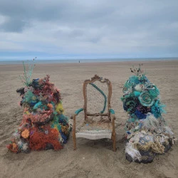 poséïdon - Installation deux rochers représentant les fonds marins, le siège de Poséîdon tissé - isabelle vannobel 