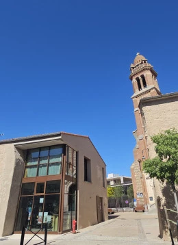 Atelier la Danse du Feu-1 - <p>Vue extérieure de l'atelier, au pied de l'église</p> - Maya Reich
