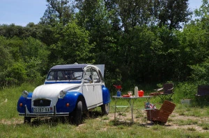 Affiche Découvrez les cevennes autrement ;avec la 2 cv ,voiture mythique.