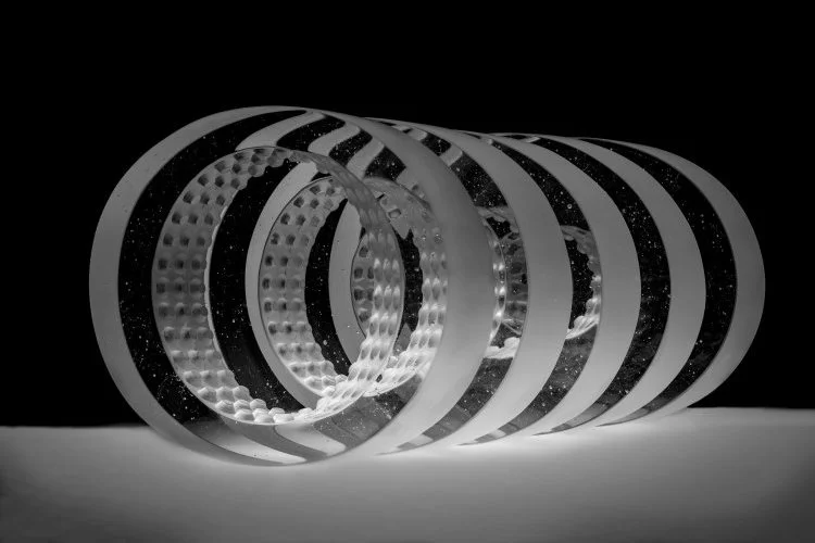 Anneaux en verre poli 42 x 33 x 7.8 cm "Energy" - 20 kg/anneau - Réalisé par l'artiste Petra Roffel (NL) - Captation en studio - Gérald KAPSKI - Art & Studio 