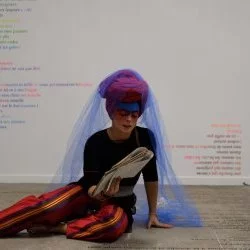 Bleu Sanguine - inspiré de la trobairitz, performance chant/poésie en français et occitan, avec une création costume
