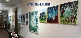 Galerie - <p>L'atelier possède un grand couloir d'accès où sont exposées les dernières oeuvres</p> - FLEURY Anne
