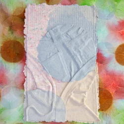 Sans titre (tenue n°1) - 2025, fibre de coton, fibre de jeans recyclés, teinture, 50 x 32 cm