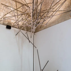 Il faut parfois tomber pour mieux se (re)construire ? - Installation In Situ, Bois, Résine & Cendre Dimensions Variables 2017 - Fabrice Leroux 