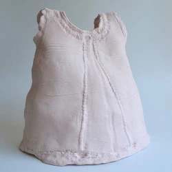 Empreintes - porcelaine avec pigment rose, 2023 - Photo : Akiko HOSHINA 