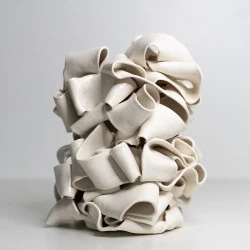 Grand Ruban blanc - 2024, porcelaine, emaille, 28 x 10cm - Photographe Milie Del 