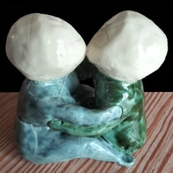 le baiser - terre émaillée , 25x25x10 ,hommage à camille claudel et brancusi
