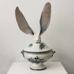 Grandes oreilles - sculpture en pâte à bois sur une soupière ancienne 2021 - Emilie Passal 