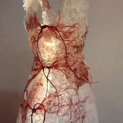 Rivière amoureuse #3 - Robe en papier de fibres de celluloses de murier à papier et peuplier et yucca teint à la garance. - Aïdée Bernard 