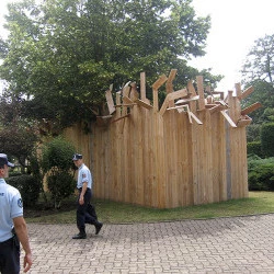 (La liberté), 2011 - Bois, colle, arbre de la liberté de la ville de Cugnaux - ©Philippe Poupet 