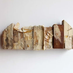 Paysage momifié - adhésif, mousse et bois - 40 x 17x 4 cm - 2023 - Léa Ducos 