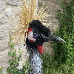 La grue royale - Une grue royale grandeur nature hyperréalisme inspirée d'un oiseau naturalisé du Musuem d'histoires naturelles de Nantes. Plumes en papier découpé - Atelier Anecdotes 