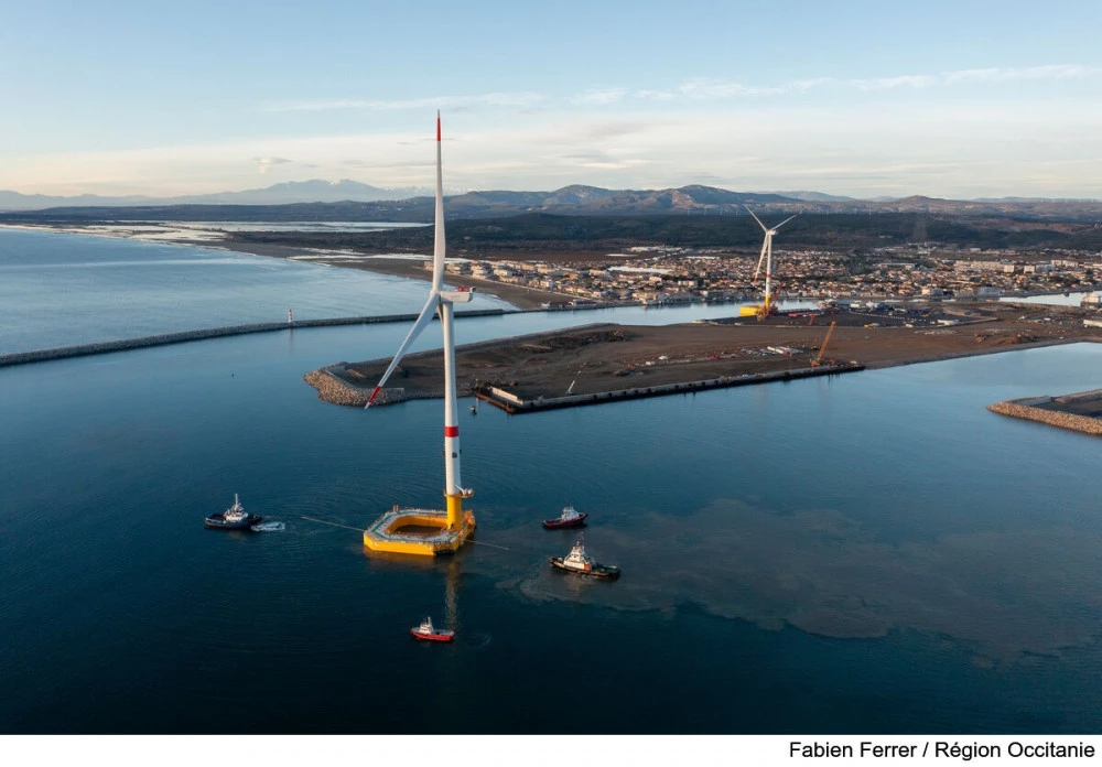Remorquage des éoliennes en mer après leur assemblage dans le port de Port-la Nouvelle, centre stratégique de l'éolien flottant en Méditerranée.
