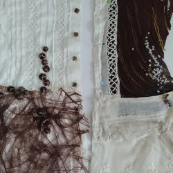 ROBE MINIATURE - robe miniature comme une écorce brodée de perles et assemblée avec des vieilles dentelles - isabelle PIRON 