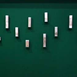 Les Témoins - Gravure laser d'une photographie sur ciment, 26x7cm - Éléna Salah 