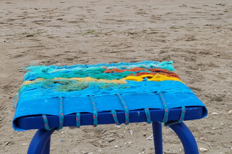 Tabouret tissé - revalorisation de mobilier ( ici tabouret ) par tissage de déchets maritimes - isabelle vannobel 