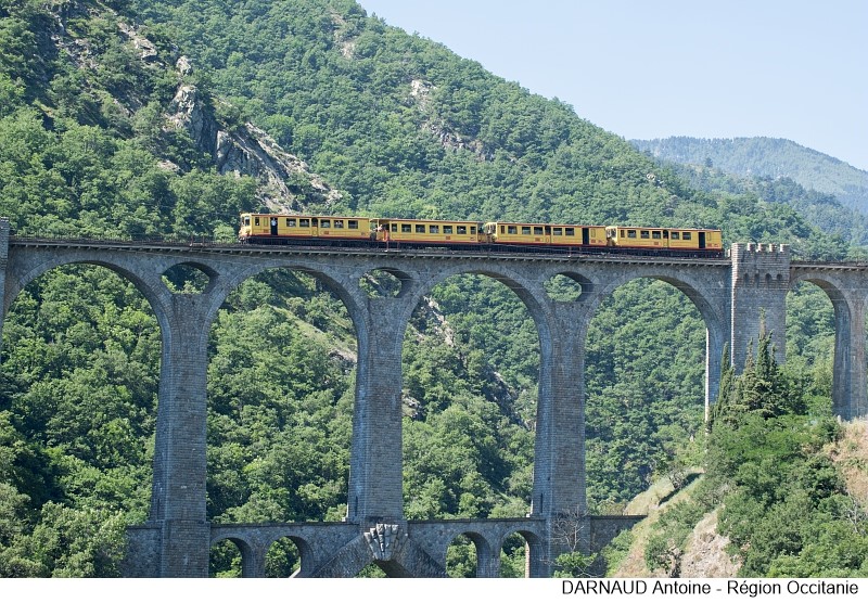 En service depuis plus d'un siècle, le Train Jaune sillonne les Pyrénées Catalanes