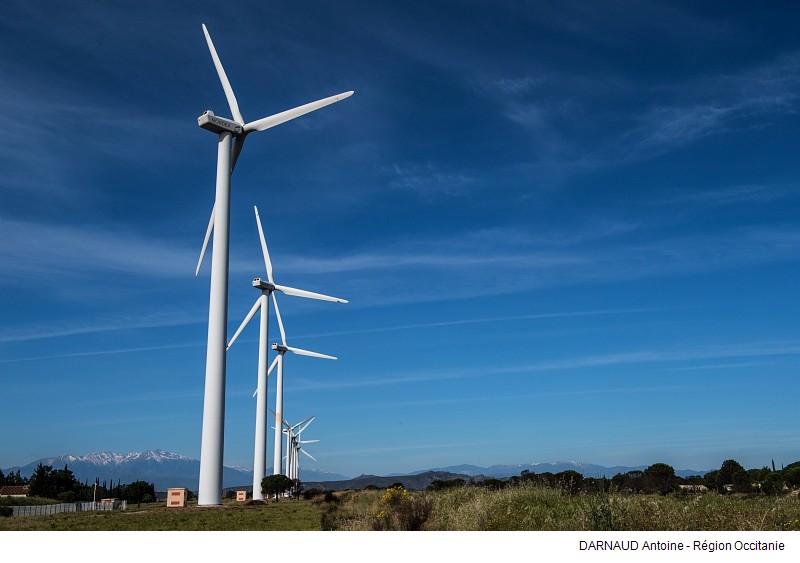 Une ferme éolienne à Rivesaltes, dans les Pyrénées-Orientales. L'Occitanie / Pyrénées-Méditerranée est la 2e région française en production d'énergies renouvelables, avec près de 15 000 GWh produits soit 40 % de la consommation régionale en électricité.